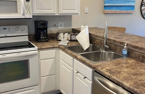 Camdenton Eigentumswohnung | Charming 2-bedroom condo with WiFi, AC, 2 pools, stunning lake views!