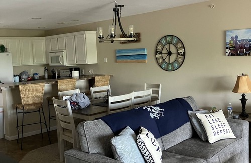 Camdenton Eigentumswohnung | Charming 2-bedroom condo with WiFi, AC, 2 pools, stunning lake views!