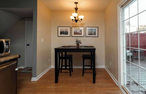 Worthington Eigentumswohnung | Charming 2-bedroom condo with WiFi and Attached garage in delightful Columbus