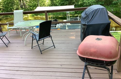 Cadillac Hütte | Charming 2-bedroom cottage on Lake Mitchell in Cadillac with WiFi