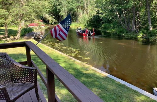 Cadillac Hütte | Charming 2-bedroom cottage on Lake Mitchell in Cadillac with WiFi