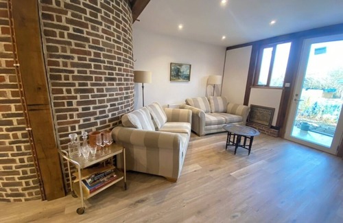 Newmarket Haus | Charming 2-bedroom barn in Weston Green with WiFi