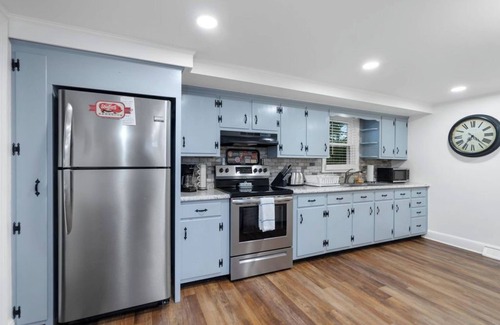 Middletown Haus | Charming 2-bedroom house with WiFi, AC, Gorgeous Views in serene Middletown