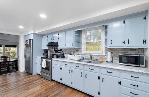 Middletown Haus | Charming 2-bedroom house with WiFi, AC, Gorgeous Views in serene Middletown