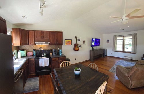 Quinton Hütte | Charming 2-bedroom home, with lake access, in the Richmond metro area.