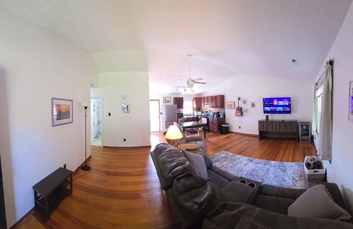 Quinton Hütte | Charming 2-bedroom home, with lake access, in the Richmond metro area.