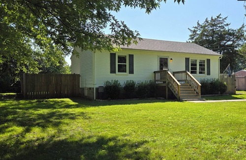 Quinton Hütte | Charming 2-bedroom home, with lake access, in the Richmond metro area.