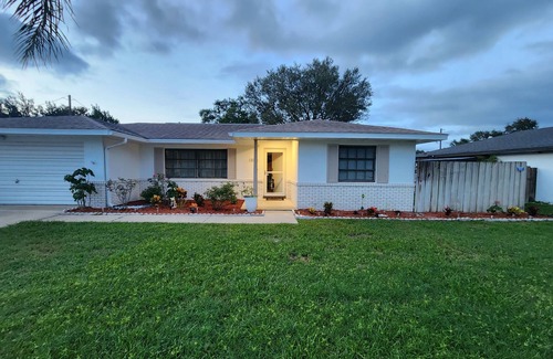 Deltona Lakes Haus | Charming 2-bedroom house with AC, WiFi in lovely Deltona