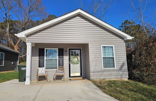 Hickory Haus | Charming 2-bedroom house in downtown Hickory conveniently located!