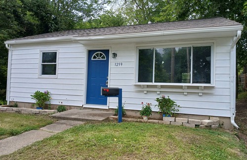 Lansing Haus | Charming 2-bedroom house, quiet neighborhood, Lansing with WiFi