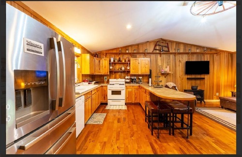 Lookout Haus | Charming 2-bedroom house in Hico, with bonus room