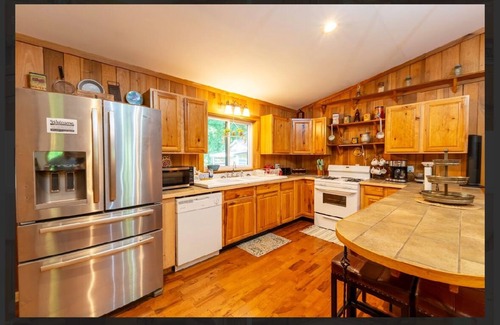 Lookout Haus | Charming 2-bedroom house in Hico, with bonus room