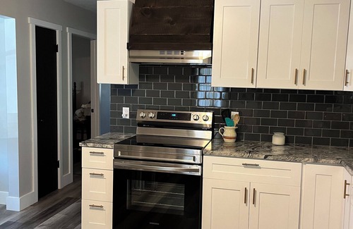 Ava Haus | Charming 2-bedroom house in Ava with WiFi and AC