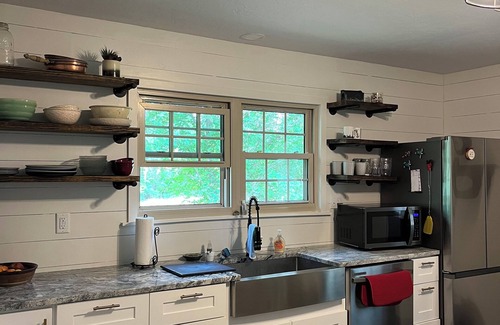 Ava Haus | Charming 2-bedroom house in Ava with WiFi and AC