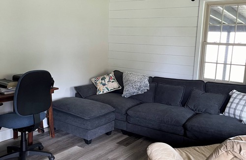 Ava Haus | Charming 2-bedroom house in Ava with WiFi and AC