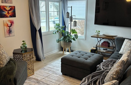 Aurora Haus | Charming 2-bedroom house with Feather Theme , WiFi in excellent Aurora
