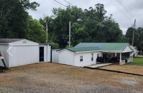 Dover Haus | Charming 2-bedroom house by the lake in Dover TN