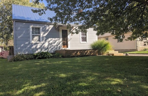 Muncie Haus | Charming 2-bedroom house north of Ball State University