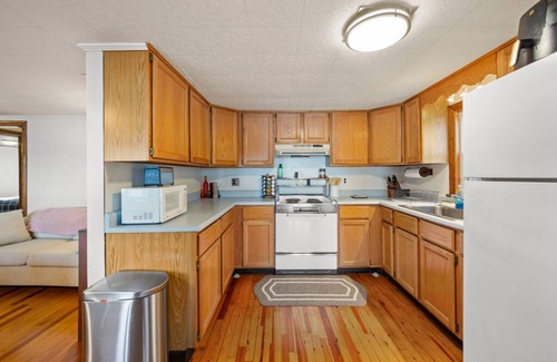 Windsor Hütte | Charming 2-bedroom lakefront cottage in Central Maine with WiFi