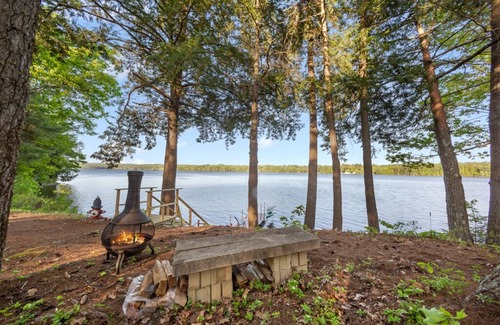 Windsor Hütte | Charming 2-bedroom lakefront cottage in Central Maine with WiFi