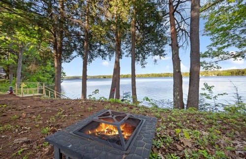 Windsor Hütte | Charming 2-bedroom lakefront cottage in Central Maine with WiFi