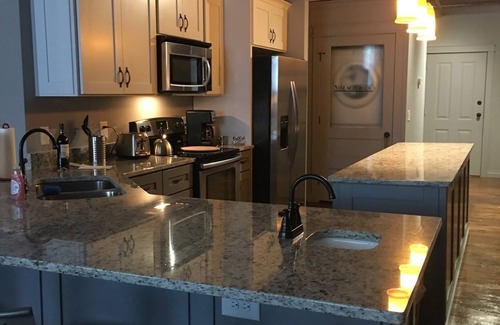 Calhoun Wohnung | Charming 2-bedroom loft apartment with AC, WiFi in fabulous Downtown Calhoun