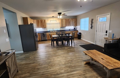 Grand Forks Haus | Charming 2-bedroom house in delightful Grand Forks with WiFi