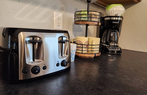 Grand Forks Haus | Charming 2-bedroom house in delightful Grand Forks with WiFi