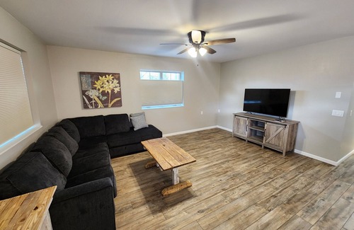 Grand Forks Haus | Charming 2-bedroom house in delightful Grand Forks with WiFi