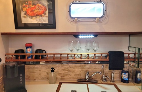 Madisonville Bootsverleih | Charming 2-bedroom boat with WiFi, AC in delightful Madisonville