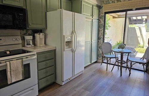 Palm Desert Eigentumswohnung | Charming 2-bedroom condo with lake view. Light & airy. The Lakes Country Club.