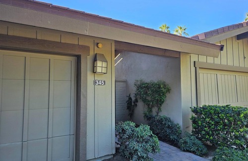 Palm Desert Eigentumswohnung | Charming 2-bedroom condo with lake view. Light & airy. The Lakes Country Club.