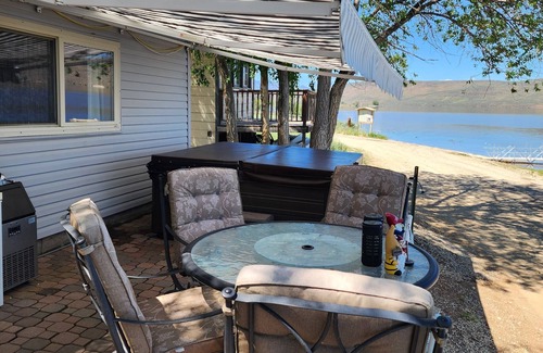 Bellevue Kabine | Charming 2 bedroom waterfront cabin at Magic Reservoir with hot tub
