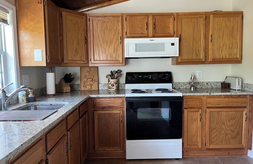 Mount Holly Hütte | Charming 2-bedroom waterfront cottage in Montross