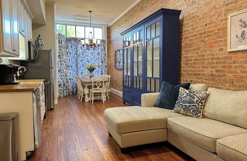 Troy Wohnung | Charming 2 BR/2 bath in Historic District - Rent 1 Suite or Both/8-16 people!