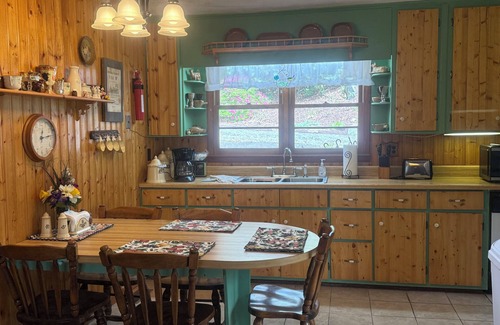 Newland Hütte | Charming 2-BR Country Cottage in Quaint, Convenient Montezuma community.