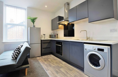 Salford Wohnung | Charming 2-BR Flat near Salford Royal with Parking