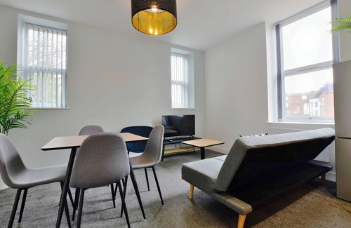 Salford Wohnung | Charming 2-BR Flat near Salford Royal with Parking