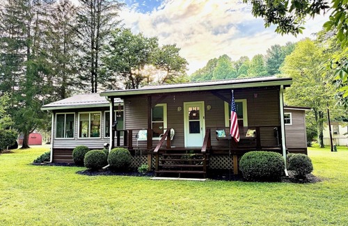 Valley Bend Hütte | Charming 2 BR, minutes from Audra State Park & nestled on Buckhannon River.