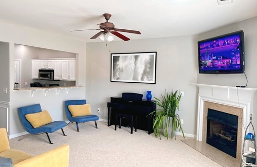 Town Center Haus | Charming 2-Master Bedroom Townhome w/ Piano & Free Parking