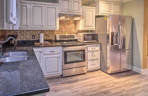 Welsh Wohnung | NEW! Charming 2-Story Apt - 26 Mi to Lake Charles!