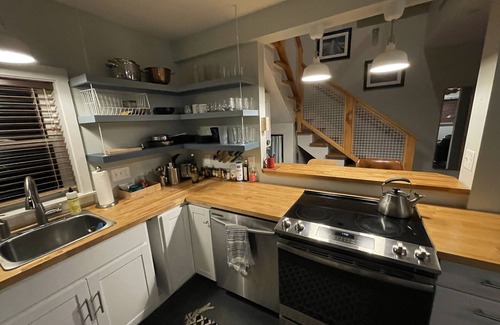 Oakdale Hütte | Charming 2-Story Cottage with Hot Tub, Near Downtown and Back Cove.