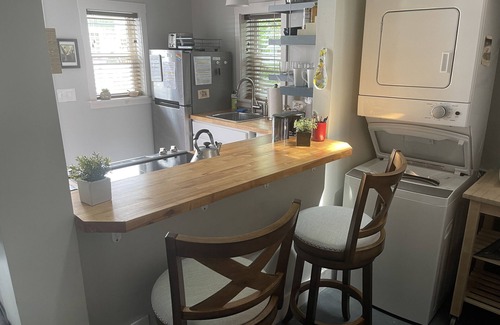 Oakdale Hütte | Charming 2-Story Cottage with Hot Tub, Near Downtown and Back Cove.