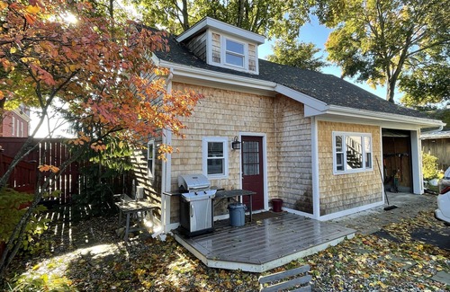 Oakdale Hütte | Charming 2-Story Cottage with Hot Tub, Near Downtown and Back Cove.