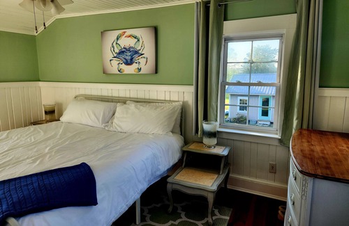 Avenue Sonstige | Charming 200-year-old Waterfront Farmhouse 1.5 Hours from DC