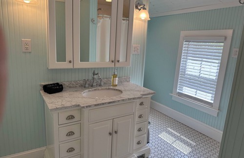 Avenue Sonstige | Charming 200-year-old Waterfront Farmhouse 1.5 Hours from DC