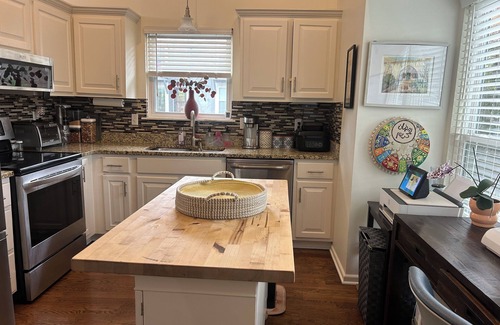 Lenexa Haus | Charming 2B/1Bth One Level TH -1 mile from I35-15 min. to Dntn KCMO.