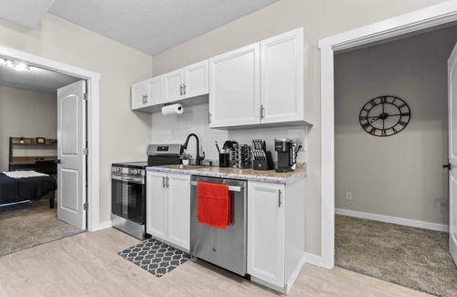 West Central Wohnung | Charming 2BR – 2-Min Walk to Downtown Attractions