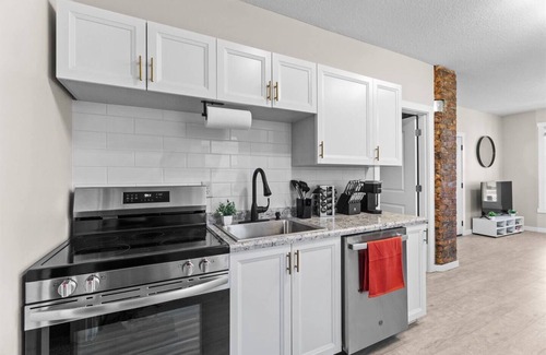 West Central Wohnung | Charming 2BR – 2-Min Walk to Downtown Attractions
