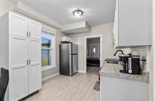 West Central Wohnung | Charming 2BR – 2-Min Walk to Downtown Attractions